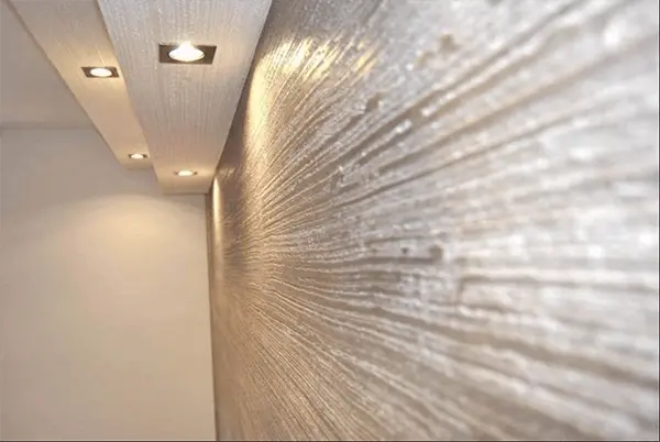 Aplicação de textura lisa de parede em sala de estar, destacando acabamento